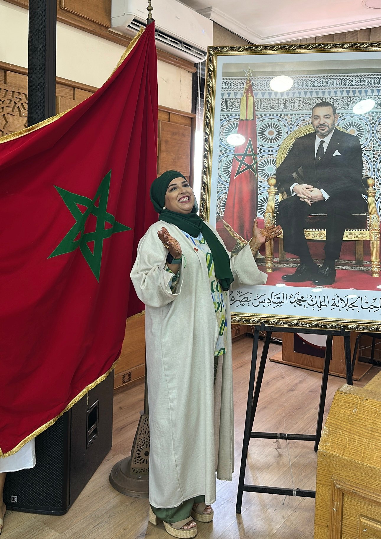 Personne souriante devant le drapeau du Maroc lors d'un événement ND LIENS.